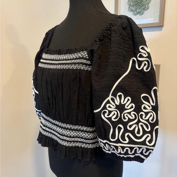 YAS Gigga Black and White Embroidered Puff Sleeve Smocked Blouse NWT! - Picture 2 of 9